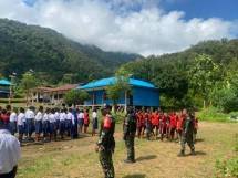 Kekompakan Satgas YR 142/KJ dan Babinsa dengan Siswa SMPN 1 Dabra