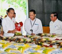 Presiden Jokowi bersama Sekretaris Kabinet Pramono Anung, Direktur Utama Bulog Budi Waseso