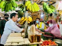 Presiden Jokowi Bagikan Bansos dan Cek Harga Kebutuhan Pokok