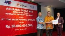 Asuransi Sinar Mas Bayarkan Klaim Property Sebesar Rp 38 Miliar Kepada JNE
