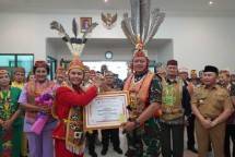 Panglima TNI Laksamana Yudo Margono Terima Penganugerahan Gelar Adat Dayak