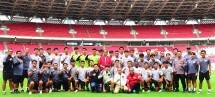 Presiden Jokowi didampingi Ketua Umum PSSI Erick Thohir bertemu dengan para pemain Timnas Indonesia U-20, Sabtu (01/04/2023), di Stadion GBK, Jakarta. (Foto: Humas Setkab/Rahmat)