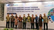 Jajaran Dewan Komisaris dan Direksi PT Wahana Ottomitra Multiartha Tbk berfoto bersama usai acara Rapat Umum Pemegang Saham Tahunan dan Rapat Umum Pemegang Saham Luar Biasa di Jakarta, 30 Maret 2023.
