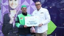 Direktur Eksekutif Muamalat Institute Anton Hendrianto (kanan) berfoto bersama pemenang lomba hafalan surat Al-Qur'an yang dilaksanakan di Jakarta