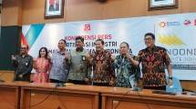 Dirjen Industri Agro Kemenperin Putu Juli Ardika (tengah) bersama Ketua Umum GAPMMI Adhi S. Lukman saat berfoto bersama seusai konferensi pers keikutsertaan industri mamin di Hannover Messe 2023 (Foto: Ridwan/Industry.co.id)