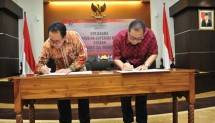 Menteri Koperasi dan UKM Puspayoga bersama Rektor UI Prof Dr Anis Emed jalin kerja sama kembangkan Web Portal UKM, Jakarta, Kamis (14/9/2017)