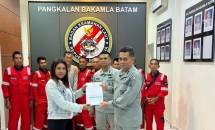 Bakamla RI Serahkan ABK Korban Kapal Tenggelam kepada Keluarga (Foto Humas Bakamla RI) 