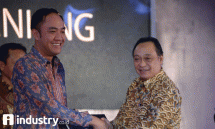 Dirut PT BTN (Persero) Tbk. Maryono menerima penghargaan The Most Efficient Bank yang diserahkan Kepala Eksekutif LPS Fauzi Ichsan dalam acara Indonesia Banking Award (IBA) 2017 di Jakarta, Rabu (13/9/2017). (Foto Rizki Meirino)