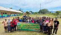Satgas Yonif Raider 142/KJ Bagikan dan Tanam Pinang Bathara di SMP Yakpesmi