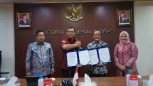 Peresmian kerjasama yang dilakukan oleh Direktur Jendral Imigrasi Silmy Karim (kedua dari kiri) dan Direktur Utama Finnet Rakhmad Tunggal Afifuddin (kedua dari kanan) untuk layanan Digital Financial Services Sistem Pembayaran Penerimaan Negara Bukan Pajak (PNBP) Direktorat Jenderal Imigrasi (Ditjen Imigrasi).