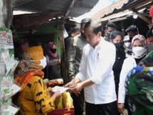 Presiden Jokowi dan Ibu Iriana Cek Harga Kebutuhan Pokok di Pasar Sambonggede Tuban Jatim