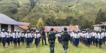 Pos Malagay Satgas Yonif Mekanis 203/AK Latihkan Baris Berbaris Kepada Murid SMPN 1 Malagay
