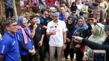 Vera Galuh Sugijanto, VP General Secretary Danone Indonesia (kiri), bersama Sandiaga Uno, Menparekraf (tengah), bersama rombongan, mengunjungi Desa Cibeusi, Subang, Jawa Barat. 