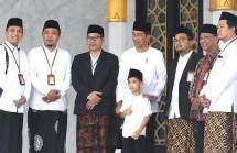 Presiden Jokowi Ajak Cucu Salat Jumat Berjemaah