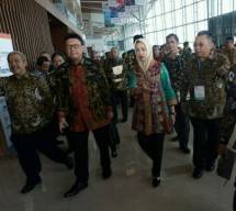 Mendagri Tjahjo Kumolo, Ketua REI Soelaiman dan Ketua APEKSI Airin di acara Indonesia Future City & REI Mega Expo (Foto Rizki Meirino))