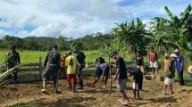 Satgas Yonif 143/TWEJ Ajak Warga Bertani di Perbatasan RI-PNG