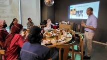  dr. Omar Luthfi, SpOT(K) Spesialis Bedah Orthopaedi Spine RS Premier Bintaro menjelaskan kelainan skoliosis kepada sejumlah wartawan.