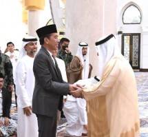 Presiden Jokowi Salat Tarawih Berjemaah di Masjid Raya Sheikh Zayed