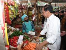Presiden Jokowi mengunjungi Pasar Kelapa, Kota Cilegon, dalam kunjungan kerjanya ke Provinsi Banten, pada Selasa (11/04/2023). (Foto: BPMI Setpres/Kris) 