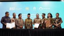Dari Ki-ka: Direktur Sales & Distribution BSI *lAnton Sukarna, Komisioner BP Tapera Adi Setianto, Direktur Utama BSI Hery Gunardi, Ketua PP Muhammadiyah Muhadjir Effendy, Ketua MEBP PP Muhammadiyah Arif Budimanta, Deputi Komisioner Pemanfaatan Dana BP Tapera Ariev Baginda Siregar, Direktur Pemasaran PT. Perumnas (Persero) Tambok Setyawati, dan Ketua Majelis Dikdasmen PP Muhammadiyah Didik Suhardi. 