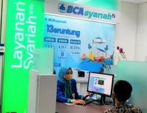 Customer service BCA Syariah melayani nasabah di BCA Syariah KCP ULS Cimahi. 