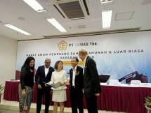 Direktur Utama PT TEMAS Tbk, Faty Khusumo, (baju putih tengah) sedang bertegur sapa dengan direktur yang lain usai acara RUPST dan RUPSLB di Jakarta, Rabu (12/04/2023). (Foto: Humas TEMAS)