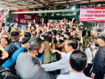 Presiden Jokowi Cek Harga Kebutuhan Pokok di Pasar Tugu Cimannggis Depok