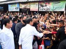 Presiden Jokowi Bagikan THR kepada Pedagang Pasar di Depok