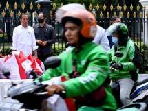 Presiden Jokowi Saksikan Penyerahan Sembako untuk Ojol di Depan Istana Kepresidenan Jakarta