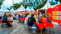 Pengunjung memadati festival kuliner Fast, Feast, Festive dari Ayomakan pada 5-16 April 2023 di Pulau Satu, Senayan Park Mall. Lebih dari 30 tenant kuliner dengan ratusan menu kuliner lokal dan mancanegara pilihan Ayomakan berpartisipasi di acara ini.
