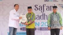 Bupati Tabalong H. Anang Syakhfiani (tengah) secara simbolis mewakili masyarakat menerima paket sembako murah yang diserahkan oleh Kepala Kantor Daerah Telkom Tanjung Tabalong Pamuji Santasa (paling kiri) dalam kegiatan Safari Ramadhan BUMN 2023