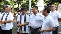 Direktur Utama Telkom Ririek Adriansyah (ketiga dari kanan) bersama Direktur Utama Telkomsel Hendri Mulya Syam (kedua dari kiri) pada acara pelepasan peserta mudik gratis bersama BUMN 2023. 