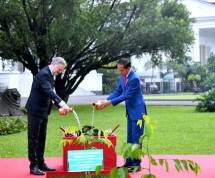  Presiden Jokowi Ajak PM Ceko Ngabuburit ke Kebun Raya Bogor