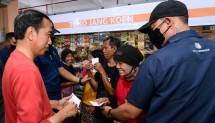 Sambut Idul Fitri , Presiden Jokowi Bagikan &ldquo;THR&rdquo; ke Pedagang di Pasar Legi Surakarta
