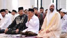 Presiden Jokowi dan melaksanakan salat Idulfitri 1444 Hijriah di Masjid Raya Sheikh Zayed, Kota Surakarta, Jawa Tengah, Sabtu (22/04/2023) pagi. (Foto: BPMI Setpres) 