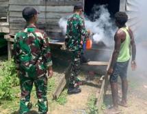 Berantas Malaria Satgas Yonif 143/TWEJ Lakukan Fogging di Kampung Pedalaman Papua