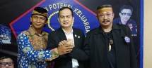 Pendiri lembaga konsultasi Komunikasi Publik Escomm Institute (INDONESIACHANNEL) Eman Sulaeman Nasim (Tengah) 