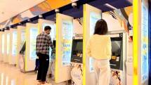 Nasabah bertransaksi di mesin ATM