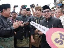 Menhan Prabowo Beri Bantuan 20 Unit Ambulans untuk Tanah Minang