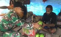 Warga Gembira Didatangi Satgas Yonif 143/TWEJ