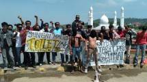 Aliansi Pemuda dan Masyarakat Malili menggelar aksi demo di depan kantor DPRD Kabupaten Luwu Timur