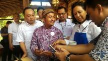 Direktur Utama BTN Maryono usai mendampingi Menteri BUMN Rini Soemarno mengunjungi Balai Ekonomi Desa (Balkondes) BTN di Desa Karanganyar, Magelang, Jawa Tengah, Minggu (18/9)