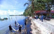 Bakamla RI Beserta Tim Gabungan Atasi Tumpahan Minyak di Pantai Melayu Batam
