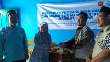Pengurus Yayasan Mathla'ul Anwar,Ybm PLN dan Ketua Jufi saat prosesi penyerahan hasil renovasi