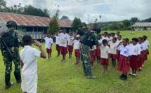 Satgas Yonif 143/TWEJ Tanamkan Patriotisme dan Nasionalisme di Perbatasan RI-PNG
