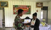 Satgas Yonif Raider 200/BN Bagikan Alkitab kepada Jemaat Gereja di Muara Nawa