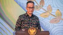 Menperin Agus Berikan Penghargaan Upakarti untuk 10 Pembina IKM