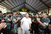 Beri Pengarahan Personel Satgas Yonif PR 330/TD, Menhan Prabowo Subianto Berpesan Soal Keberanian dan Kewaspadaan