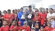 Lantamal IX Ambon Pentas Musik Bersama Ribuan Komunitas Jukulele di Geladak Kapal Perang