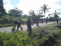 HUT Kodam XVII/Cenderawasih, Babinsa Koramil 1710-07/Mapurujaya Laksanakan Karya Bakti Pembersihan Lingkungan Masyarakat